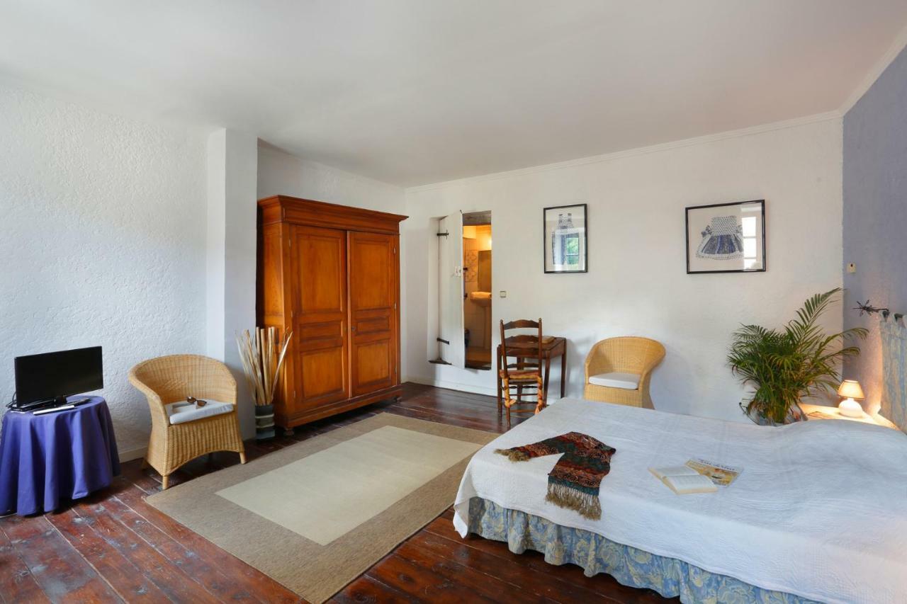 Chateau De Bed & Breakfast Montfroc